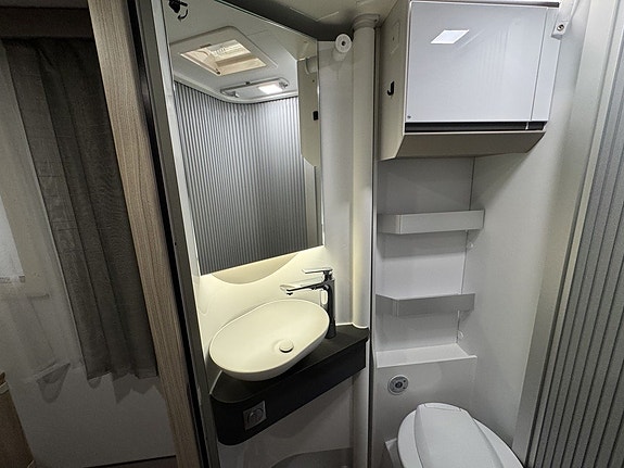 Adria COMPACT SUPREME SC *QUEENBÄDD* 450 mil 15 of 19