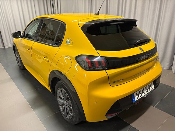 Peugeot e-208 4 of 15