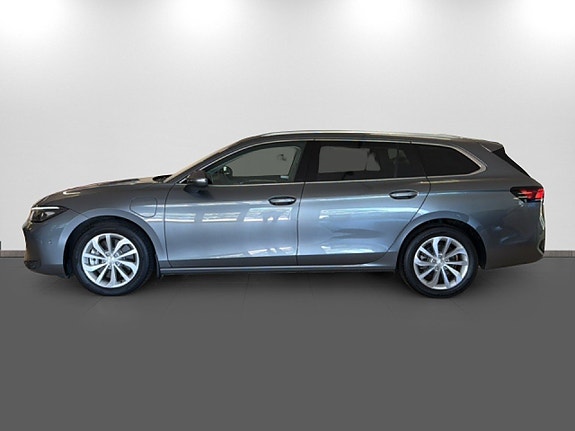 Volkswagen Passat 2 of 28