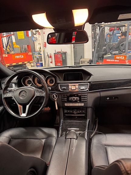 Mercedes-Benz E220 3 of 4