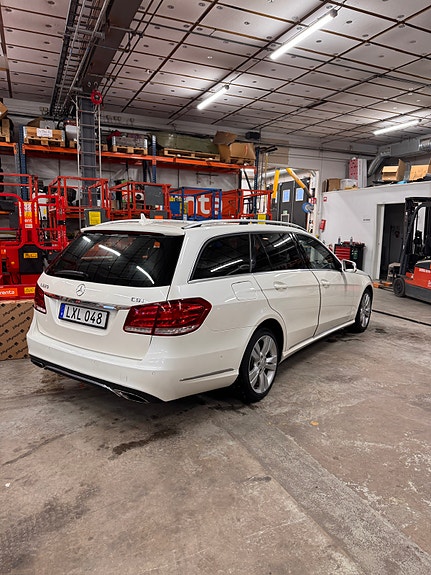 Mercedes-Benz E220 2 of 4