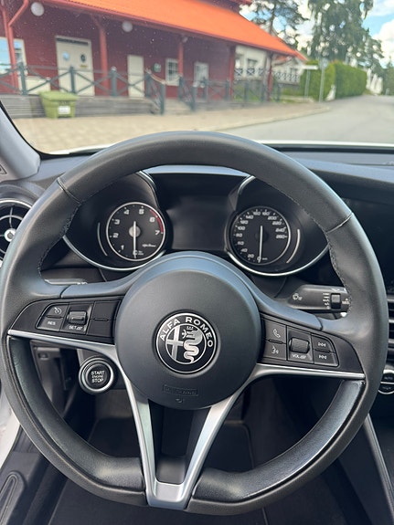 Alfa Romeo Giulia 11 of 16