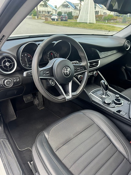 Alfa Romeo Giulia 9 of 16