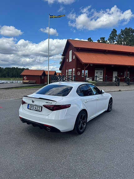 Alfa Romeo Giulia 7 of 16
