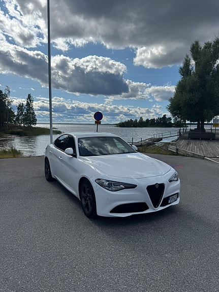 Alfa Romeo Giulia 2 of 16