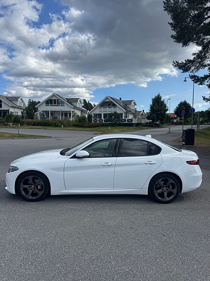 Alfa Romeo Giulia 4 of 16