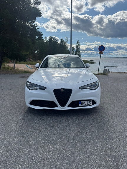 Alfa Romeo Giulia 3 of 16