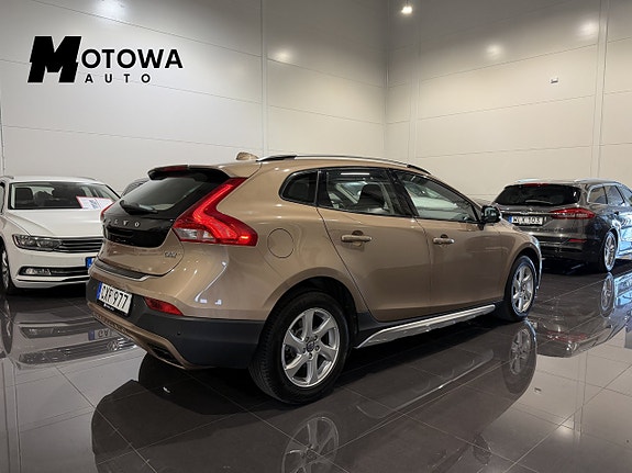 Volvo V40 Cross Country 2 of 22
