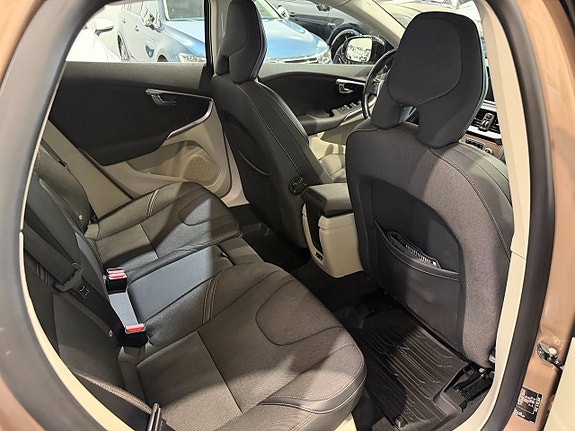 Volvo V40 Cross Country 13 of 22