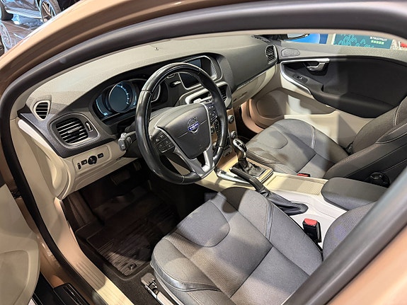 Volvo V40 Cross Country 10 of 22
