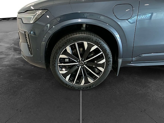 Volvo XC90 10 of 16