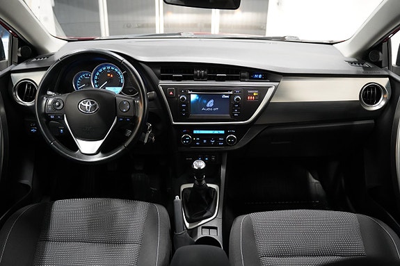 Toyota Auris 8 of 18