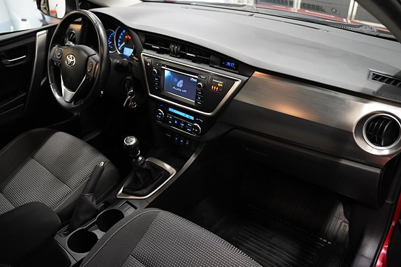 Toyota Auris 7 of 18