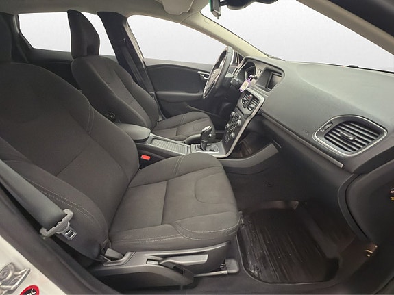 Volvo V40 22 of 28
