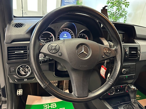 Mercedes-Benz GLK220 16 of 28