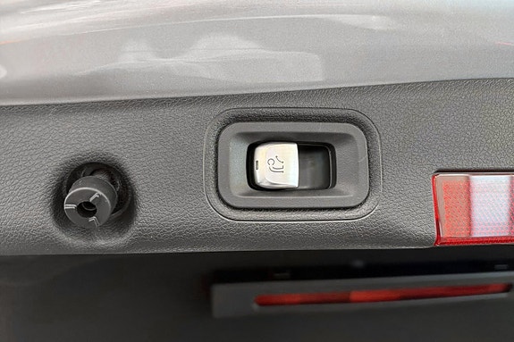 Mercedes-Benz E200 13 of 13