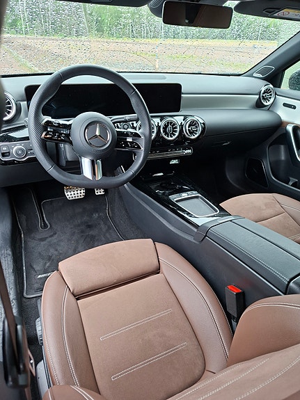 Mercedes-Benz A250 e 5 of 9