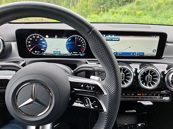 Mercedes-Benz A250 e 7 of 9