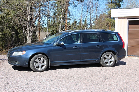Volvo V70 2 of 6