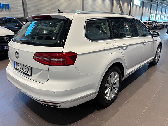 Volkswagen Passat 9 of 18
