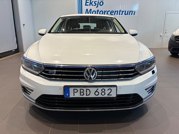 Volkswagen Passat 2 of 18