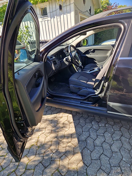 Volvo XC70 2 of 3