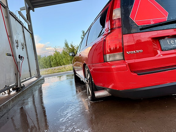 Volvo V70 2 of 7