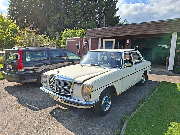 Mercedes-Benz 200 2 of 26