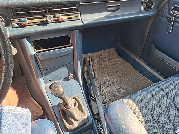 Mercedes-Benz 200 22 of 26