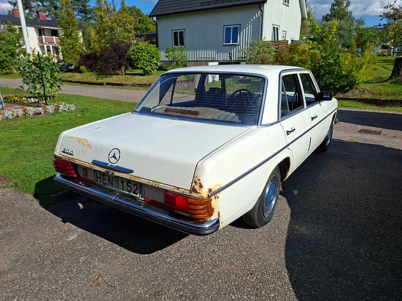 Mercedes-Benz 200 3 of 26