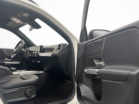 Mercedes-Benz GLB180 d 28 of 30