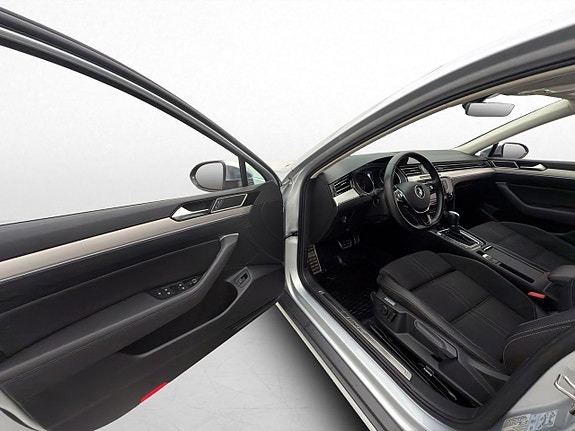 Volkswagen Passat Alltrack 9 of 30