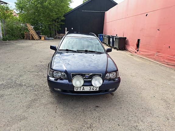 Volvo V40 2 of 10