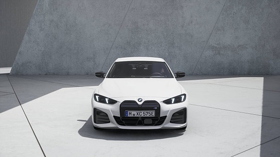 BMW i4 2 of 11