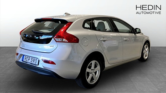 Volvo V40 2 of 12