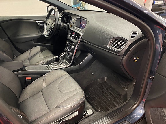 Volvo V40 Cross Country 9 of 24