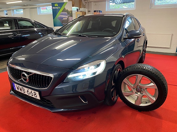 Volvo V40 Cross Country 3 of 24