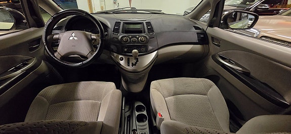 Mitsubishi Grandis 12 of 13