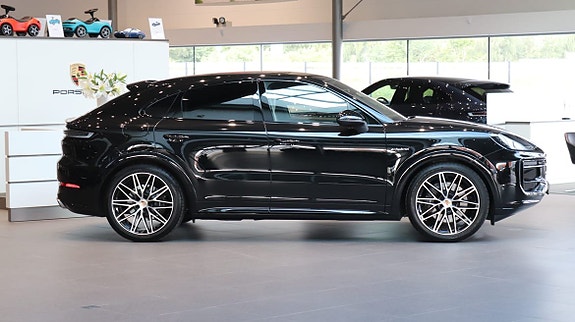 Porsche Cayenne 4 of 8