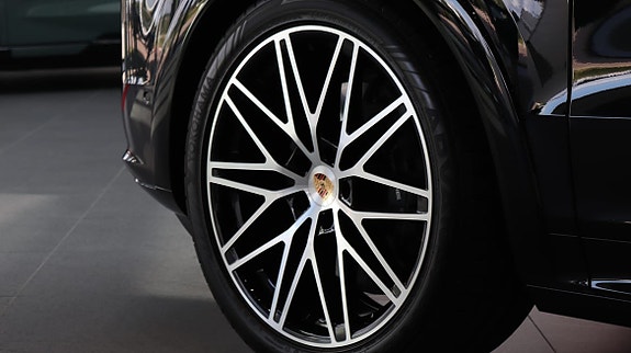 Porsche Cayenne 8 of 8