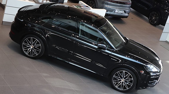 Porsche Cayenne 3 of 8