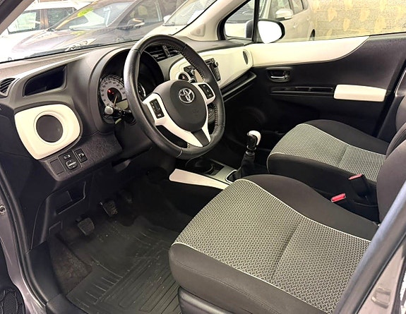 Toyota Yaris 9 of 22