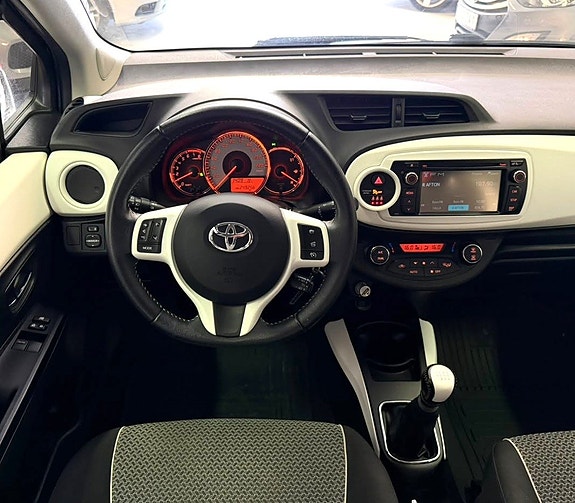 Toyota Yaris 13 of 22