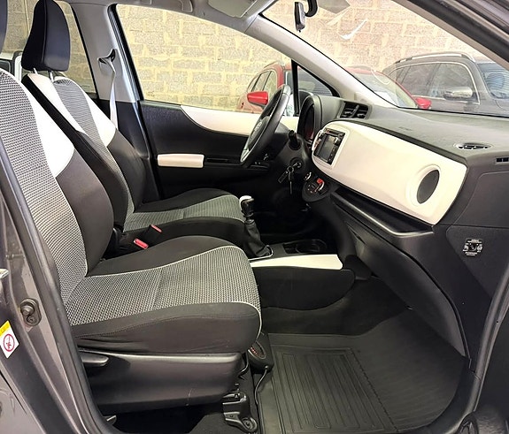 Toyota Yaris 11 of 22