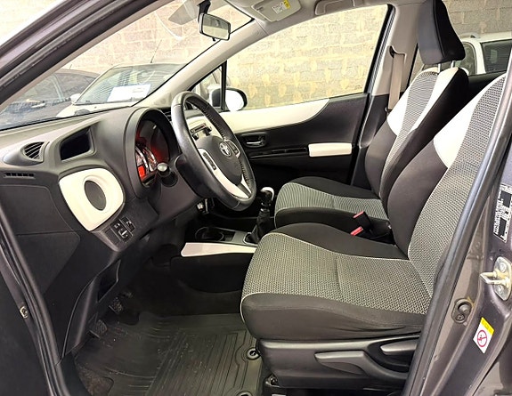 Toyota Yaris 10 of 22