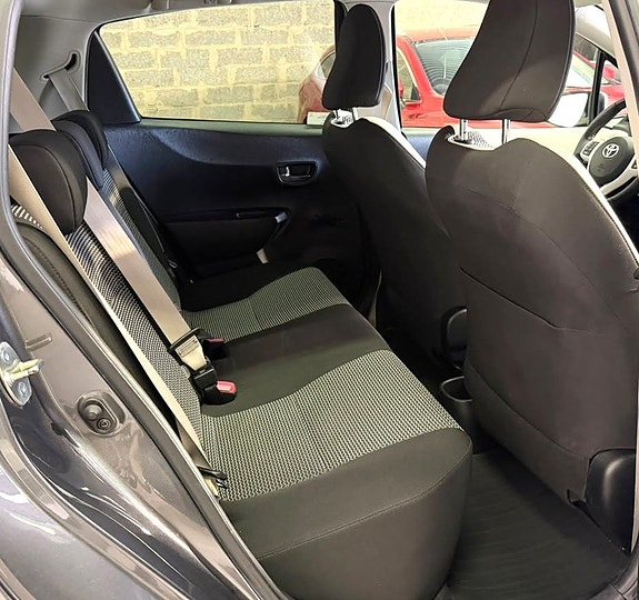 Toyota Yaris 15 of 22