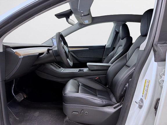 Tesla Model Y 14 of 19