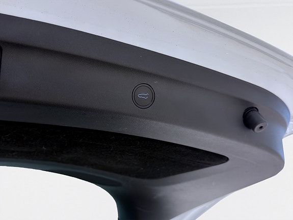 Tesla Model Y 9 of 19