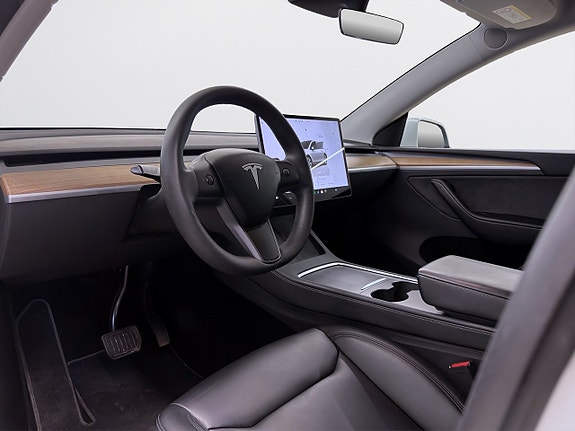 Tesla Model Y 15 of 19