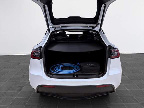 Tesla Model Y 8 of 19